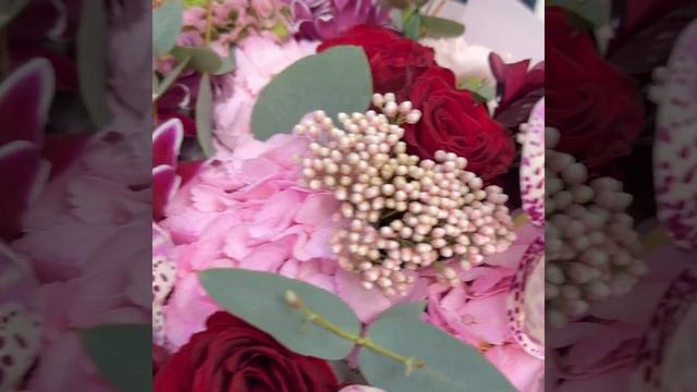 Букет L «Много любви не бывает» #flowerstory #магазинцветов #букеты #цветы #гортензия #ранункулюс смотреть онлайн
