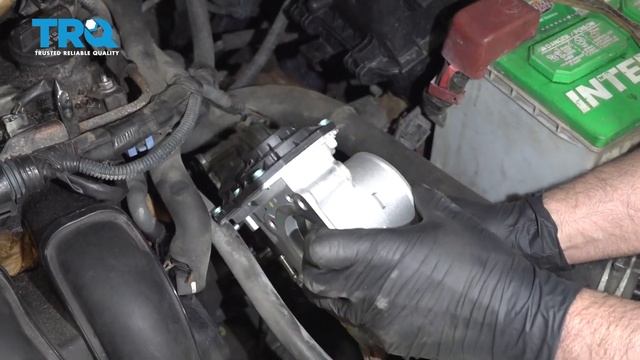 How To Replace Throttle Body Assembly 2003-13 Toyota Matrix смотреть онлайн