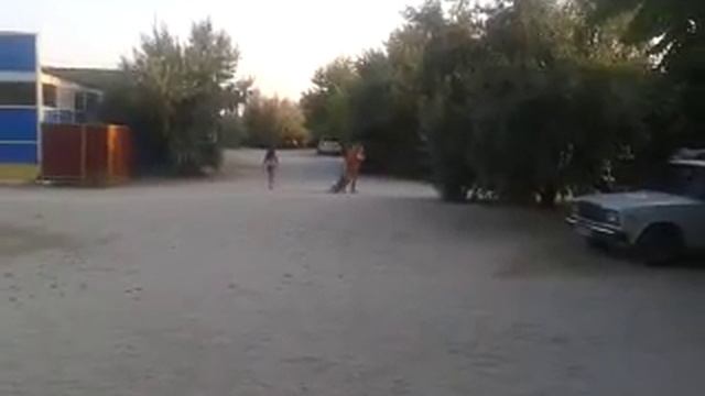 Мама тащит ребенка по песку. Кириловка Мотор. смотреть онлайн
