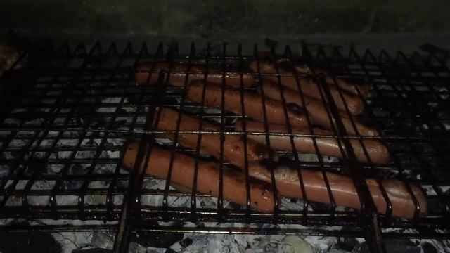 Сосиски на сетке, жарим сосиски и мяско смотреть онлайн