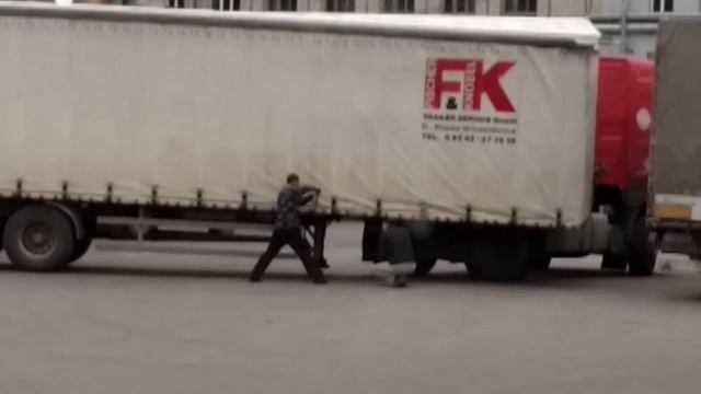 Оторвался прицеп от фуры! The trailer broke away from the truck! смотреть онлайн