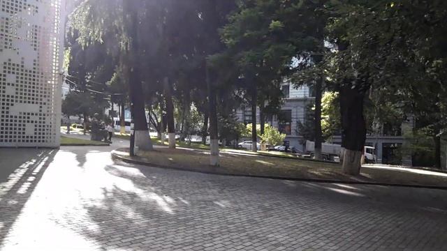 გასეირნება თბილისში Прогулка по Тбилиси / Парк 9 апреля / Пр.Руставели смотреть онлайн