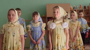 Танец Россия исполняют девочки подготовительной группы