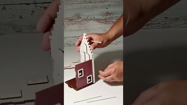 Видеоинструкция по сборке домика-светильника "Брюгге" смотреть онлайн