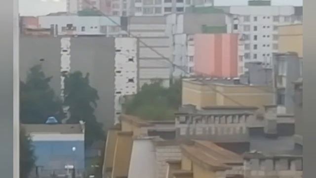 Процесс утепления фасада, строительная люлька