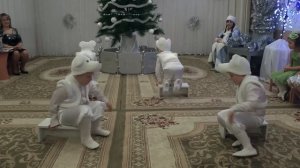 Танец белых медведей в старшей группе на новогоднем утреннике 2014.Муз. рук. Максюта Г. В.