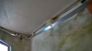 Глянцевые натяжные потолки в доме с низкими потолками!