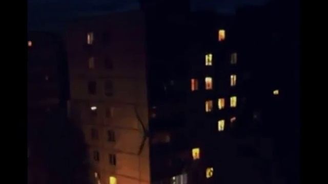 Нечто ползёт по стене дома смотреть онлайн