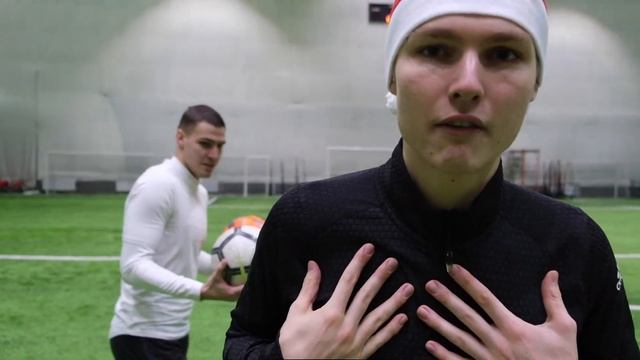 НОВОГОДНИЙ ЧЕЛЛЕНДЖ НА ПОДАРКИ С ПРОФЕССИОНОЛЬНЫМ ФУТБОЛИСТОМ| FOOTBALL CHALLENGE смотреть онлайн