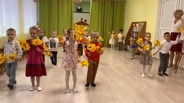 Вход на Осенний утренник. «Осенняя прогулка» Средняя группа. смотреть онлайн