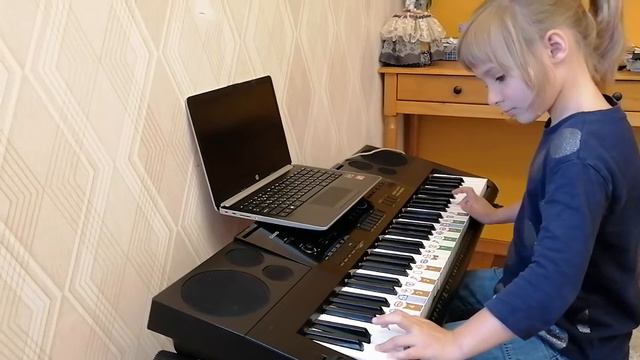 Soft Mozart Academia: Ульяна(6), игра гаммы До мажор в расходящемся движении. смотреть онлайн