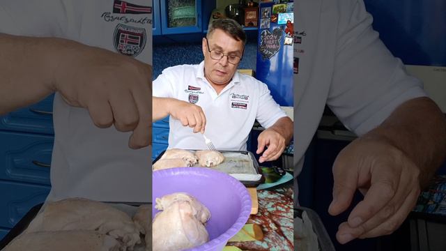 Запекаем в духовке вкусные куриные бёдра с картошкой😋. смотреть онлайн