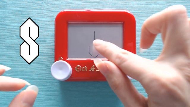 How to draw the Cool S on an Etch A Sketch | Etch A Sketch drawing tutorial смотреть онлайн