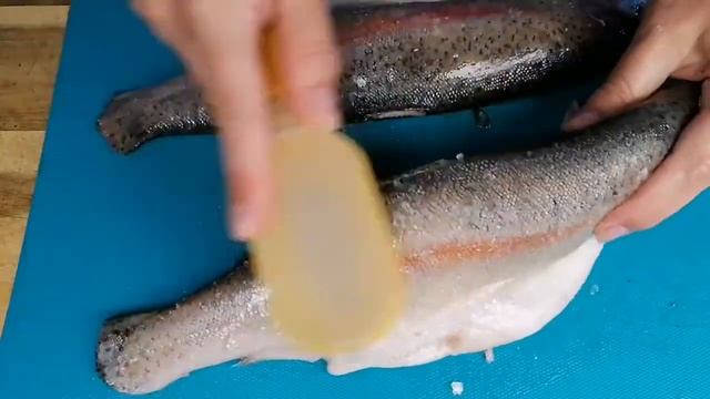 ВКУСНАЯ ФОРЕЛЬ ЗАПЕЧЕНАЯ В ДУХОВКЕ #вкуснаярыба #запеченнаярыба #форельвдуховке #запечьрыбу #форел смотреть онлайн