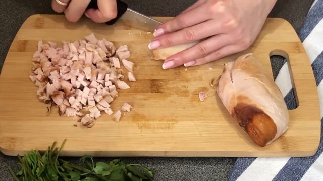 Салат из копченой курицы, фасоли, огурца и сухариков