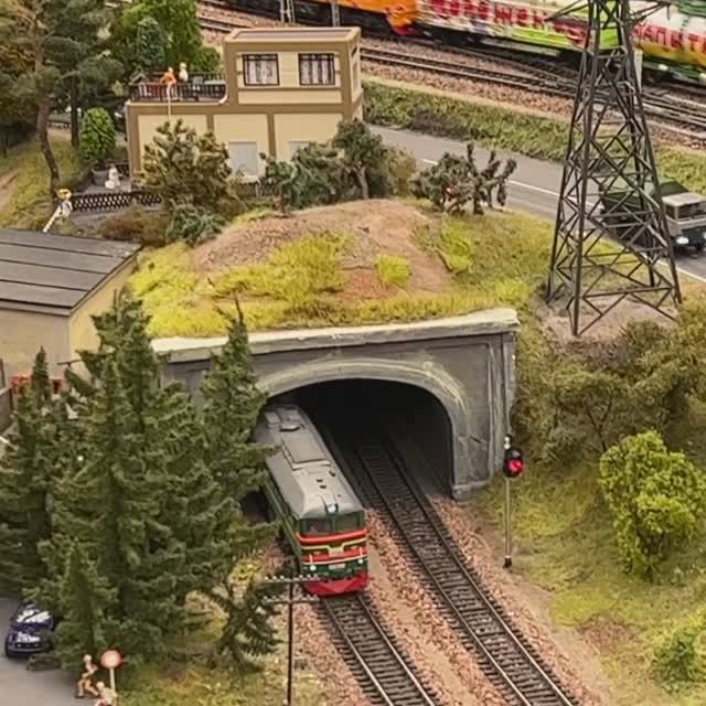 Поезд выезжает из тоннеля / Гранд Макет Россия смотреть онлайн