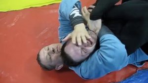 Как быстрее задушить- Нюанс при удушении предплечьем со спины.