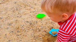 Эльвира и Райан играют на море -ВЛОГ