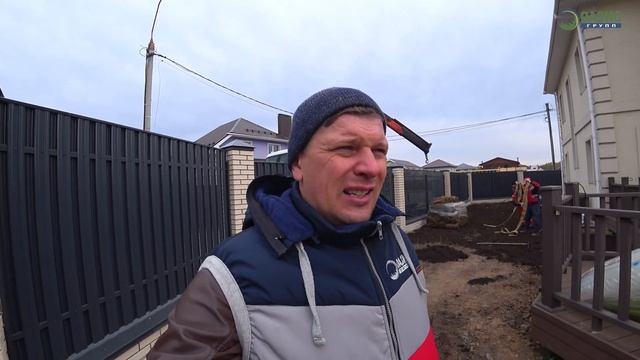 Ландшафтный дизайн, укладка рулонного газона на участке. смотреть онлайн