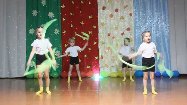 Никулинский детский сад «Солнышко» - танец «Подари улыбку миру», исполняет группа «Лучики» смотреть онлайн