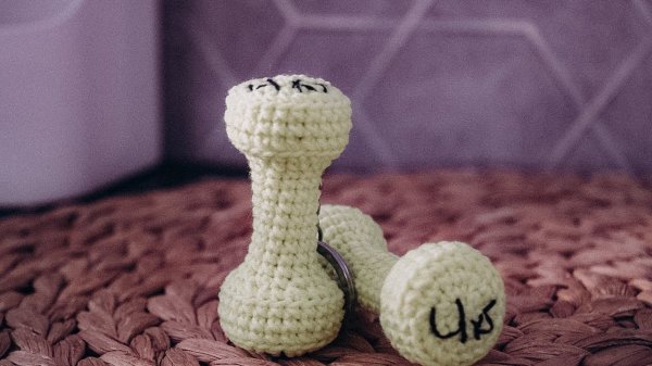 Г - гантель. челлендж по вязанию крючком брелоков. Мастер-класс амигуруми