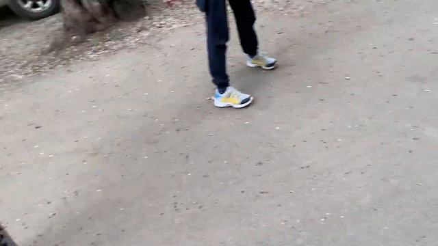 #scoot #oxelo #трюки катаю с друзьями на самокате oxelo 1.8. MF смотреть онлайн