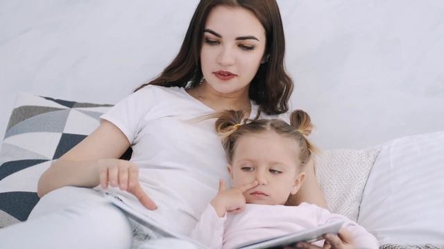 КАК НАУЧИТЬ РЕБЕНКА ЧИТАТЬ КНИГИ | Как привить детям любовь к чтению простые советы смотреть онлайн