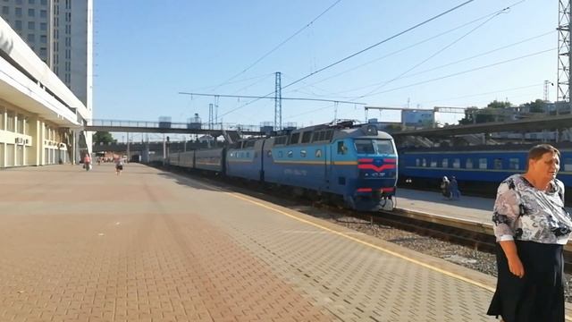 ЧС7-297 с пассажирским поездом 82 Новоалексеевка-Харьков прибывает на ст. Харьков-Пасс смотреть онлайн