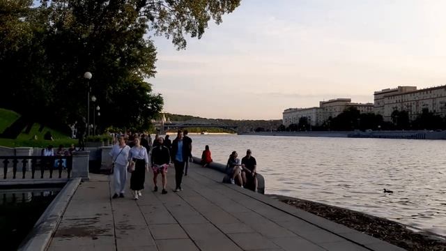 Ласточка пролетает над Москвой=рекой14 июня 2020 г смотреть онлайн