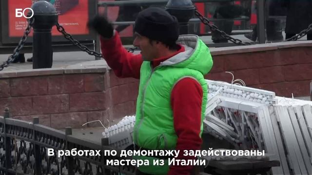 В центре Казани разбирают новогодние украшения смотреть онлайн