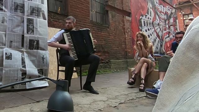"Я шагаю по Москве, как шагают по доске..." смотреть онлайн