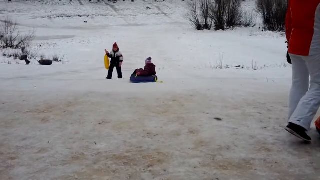 Парк Кусково. Катание на ватрушках. смотреть онлайн