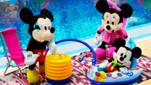 Микки Маус и Минни отдыхают в бассейне!  Мягкие игрушки в видео для детей