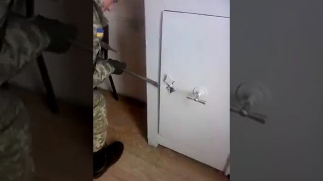 Вскрытие старого сейфа за 1 минуту одним ломиком. смотреть онлайн