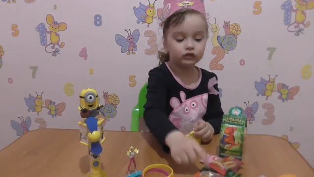 Миньон играет на гитаре. Много прикольных конфет сюрпризов игрушек и сладости смотреть онлайн