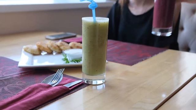 Вкуснейшие завтраки и смузи в нашем Fitness Cafe в Фитнес клубе World Class смотреть онлайн