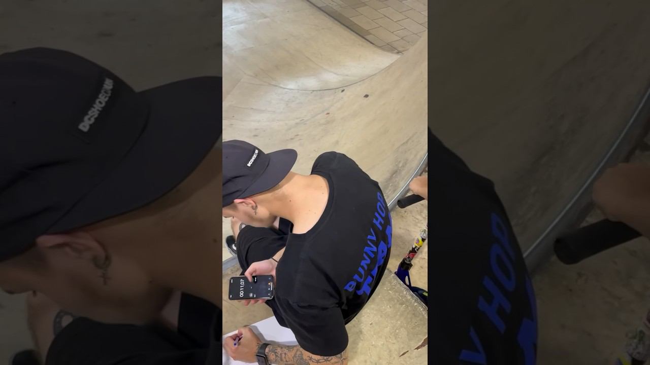 Тренировку по трюковому самокату ведет Инструктор скейт парка BunnyHop Антон Горностаев смотреть онлайн