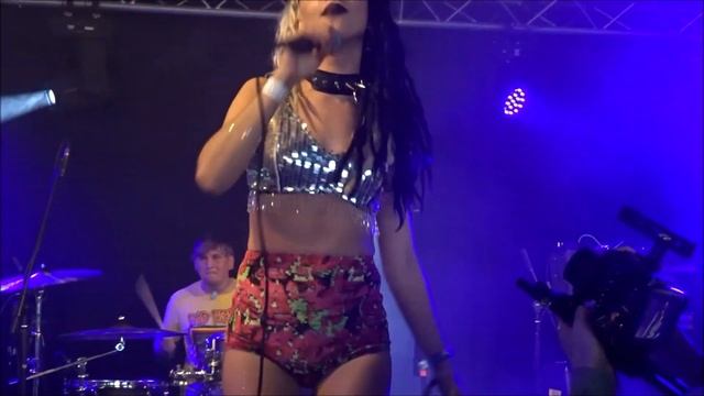 Hands Off Gretel - Sass - LIVE At The Isle Of Wight Festival - Saturday 15th June 2019 | kittikoko смотреть онлайн