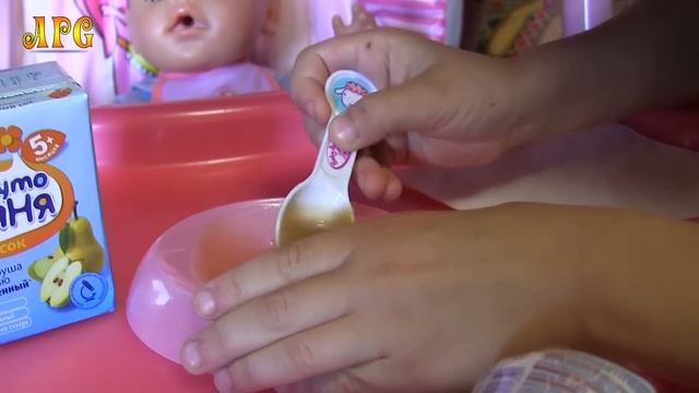 Беби Бон Тёма кушает яблочное пюре и пьет сок! смотреть онлайн
