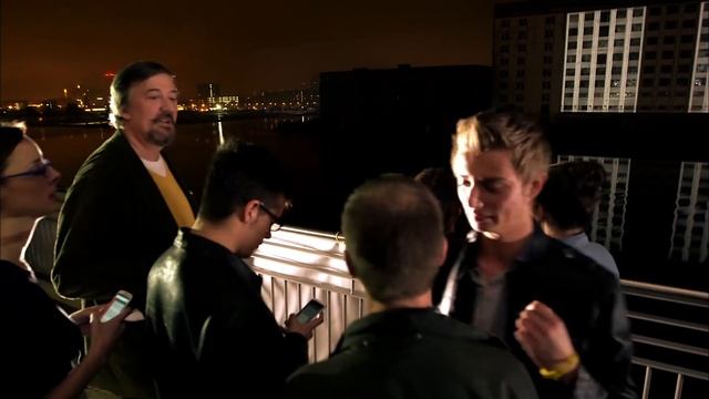 Stephen Fry plays the world's BIGGEST Video Game | Gadget Man смотреть онлайн