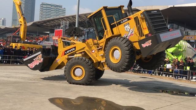 Танцующий погрузчик LOVOL на выставке Bauma смотреть онлайн