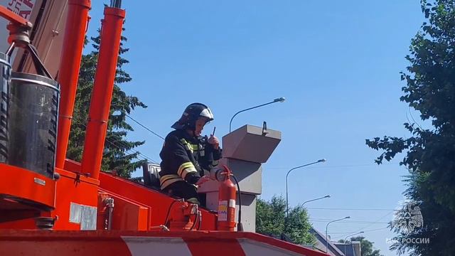 В Тюмени горит многоквартирный жилой дом на улице Луначарского смотреть онлайн