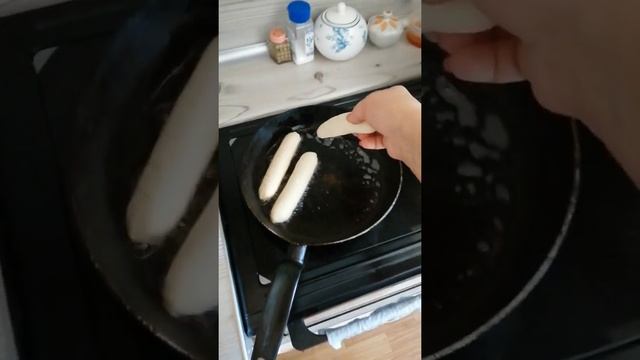 сосиски в тесте из слоёного теста с сыром на сковороде. смотреть онлайн