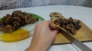 Утиные желудки в сметанном соусе