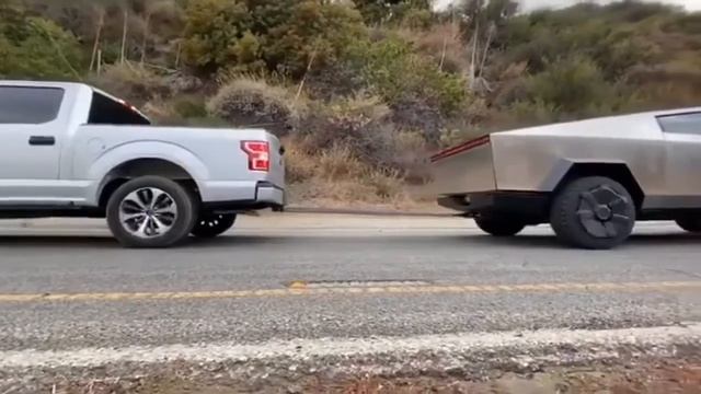пикап Tesla и Ford F 150 сыграли в перетягивание каната смотреть онлайн