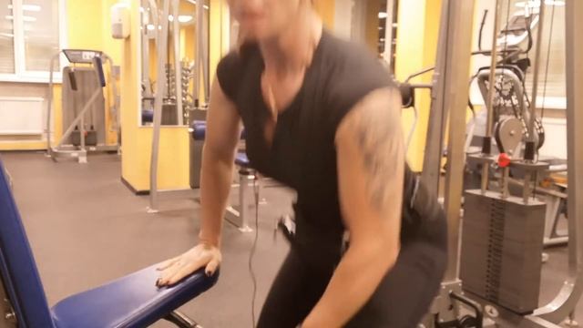 Сгибание ног поочередно в кроссовере стоя смотреть онлайн