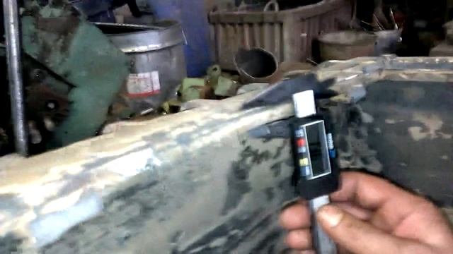 Измеряем стенки расколотой чугунной печи Кудесница 28 смотреть онлайн