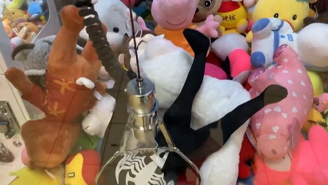 Тащу Венома из Аппарата Хватайка!!! Аппарыты с игрушками вернулись?! смотреть онлайн