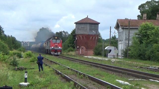 2тэ25км-0147 с грузовым поездом. смотреть онлайн