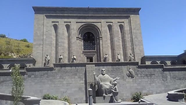 Дух древности музея Матенадаран, май 2019 | вид с улицы Маштоца, туризм в Армении смотреть онлайн